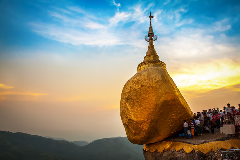 Kyaikhtiyo, Golden Rock, Kyaiktiyo pagoda at dusk (Myanmar)