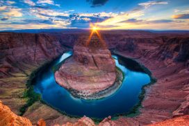 Sunset at Horseshoe Bend in the Colorado Canyon_USA